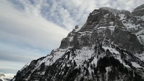 Klöntalersee-Schweiz-Glarus-Wolken-Ziehen-über-Den-Gipfel-Des-Berggipfels---Perfekt-Für-Zeitraffer