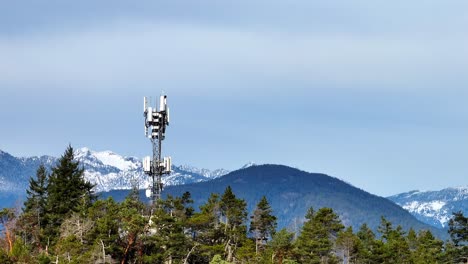 Kommunikationsturm-Auf-Einem-Hügel-Mit-Blick-Auf-Die-Berge-Im-Westen-Von-Vancouver,-Kanada