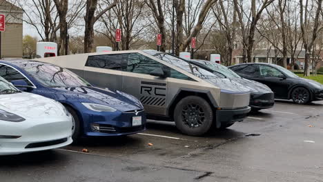 Tesla-Cybertruck-Y-Otros-Vehículos-Eléctricos-En-El-Estacionamiento-De-Estaciones-De-Carga