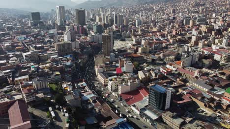 Tráfico-De-La-Ciudad-En-La-Calle-En-El-Paisaje-Urbano,-Aéreo-Sobre-Oruro,-Bolivia