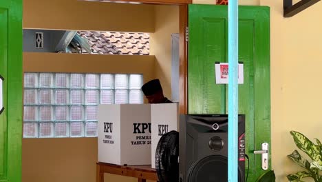 Voting-room-in-Indonesia-for-president-election