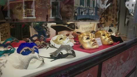 Máscaras-Venecianas-Y-Signo-De-Elaboración,-Ca-&#39;macana,-Venecia,-Italia