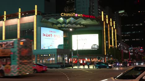 Toma-Estática-Que-Captura-El-Intenso-Tráfico-Nocturno-En-El-Cruce-De-New-Bridge-Road-Y-Upper-Cross-Street-Con-El-Emblemático-Centro-Comercial-Chinatown-Point,-Singapur.