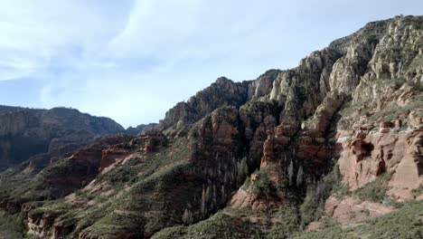 Montañas-De-Roca-Roja-Y-Colinas-En-Sedona,-Arizona,-Con-Video-De-Drones-Moviéndose-En-Círculo-De-Cerca