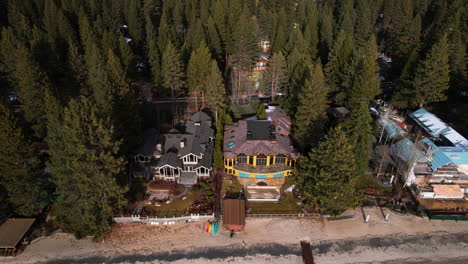 Aerial-View-of-Upscale-Mansions-and-Villas-on-Lakefront-and-Beach-of-Lake-Tahoe-USA,-Revealing-Drone-Shot