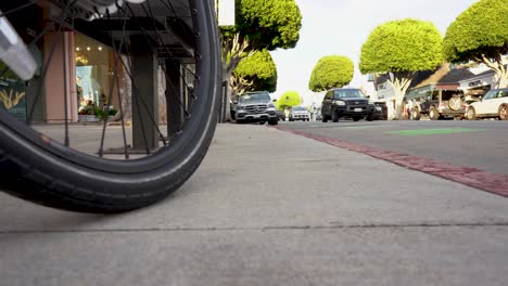Bicicleta-En-La-Calle-Bajo-Punto-De-Vista