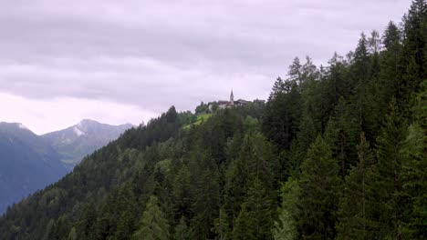 Acercándonos-Al-Pueblo-De-Platt-Plata-En-Un-Día-Nublado,-Valle-Passeier,-Tirol-Del-Sur,-Italia