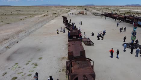 Paso-Elevado:-Turistas-En-El-Cementerio-De-Trenes-Abandonados-Cerca-De-Uyuni-En-Bolivia