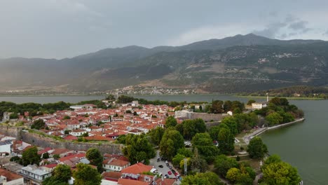 Stadtbild-Von-Ioannina-Und-Wunderschöner-Pamvotida-See-In-Griechenland-Mit-Berghintergrund,-Luftüberflug