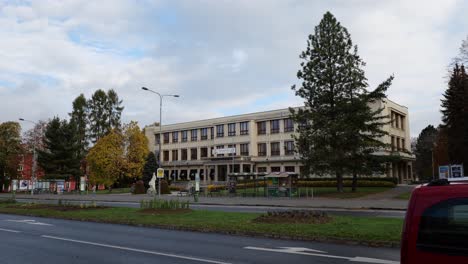 Kulturni-Dum-Petra-Bezruce-Kulturhaus-In-Havirov,-Tschechische-Republik-Mit-Autos-Fahren