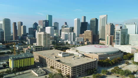 Drohnen-Luftbild-über-Der-Innenstadt-Von-Houston,-Wolkenkratzer,-Toyota-Center,-Stadt-In-Texas,-Lebendige-Amerikanische-Skyline