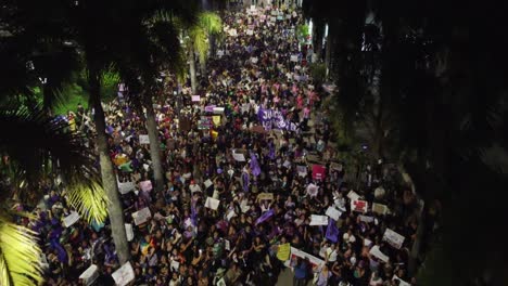 Manifestantes-Nocturnos-Celebran-El-Día-De-La-Mujer-En-La-Plaza-Santa-Cruz-De-Bolivia.