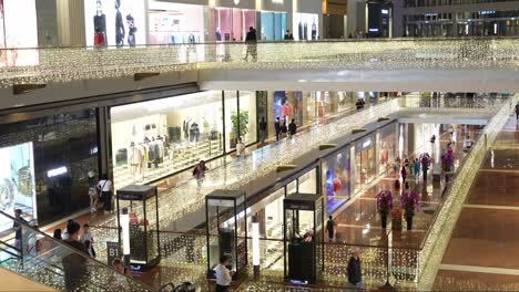 Vistas-De-Tres-Niveles-De-Escaparates-De-Compradores-En-Un-Destino-Emblemático-Con-Marcas-De-Diseñadores-De-Lujo-Y-Tiendas-De-Primer-Nivel,-El-Centro-Comercial-Shoppes-En-Marina-Bay-Sands,-Singapur