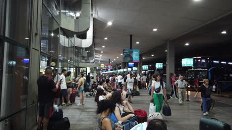 La-Gente-Espera-Las-Llegadas-Y-Salidas-De-Autobuses,-La-Estación-De-Autobuses-De-Retiro-Buenos-Aires-Argentina-Por-La-Noche