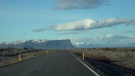 Fahrperspektive-Auf-Einer-Offenen-Straße-In-Island-Mit-Weitem-Himmel-Und-Bergen-In-Der-Ferne