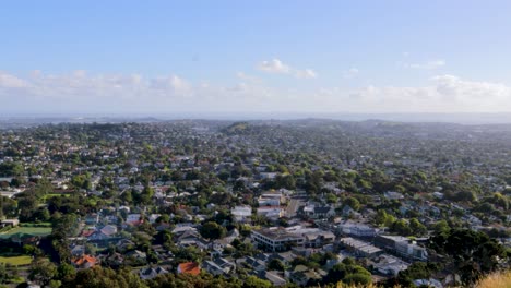 A-handheld-panoramic-shot-of-a-neighborhood-in-the-suburbs-of-Auckland,-New-Zealand,-on-a-clear-and-sunny-day