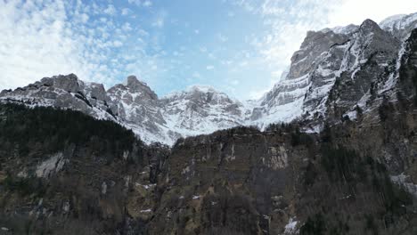 Klöntalersee-Switzerland-rising-aerial-of-peaks-looking-up