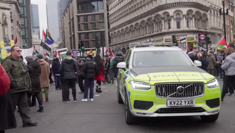 Coche-De-Policía-Y-Policía-En-Multitud-En-Protesta-Pro-palestina,-Londres