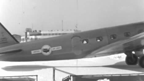 Flughafenmitarbeiter-Bewegt-An-Einem-Wintertag-In-Den-1930er-Jahren-Ein-Flugzeug-Mit-Einem-Abschleppwagen