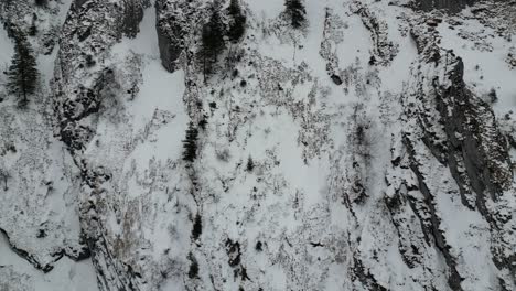 Fronalpstock-Schweiz-Glarus-Schweizer-Alpen-Berghang-Kamera-Blickt-Nach-Unten,-Um-Felsige-Details-Zu-Zeigen