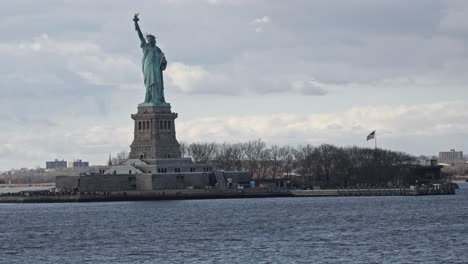 Symbolic-Statue-of-Liberty-in-New-York-Harbor,-New-York,-USA