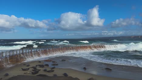 Olas-Del-Océano-Rompiendo-Y-Rompiendo-Sobre-La-Piscina-Infantil-De-La-Jolla-Durante-La-Marea-Real-Con-Agua-Ruff