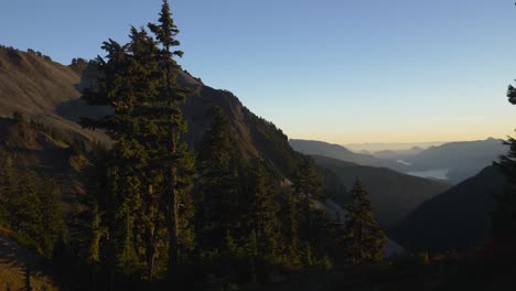 Nebliger-Sonnenuntergang-In-Den-Bergen-Des-Garibaldi-Provincial-Park-In-British-Columbia,-Kanada