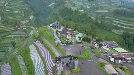 Reveal-drone-shot-of-outdoor-park-with-beautiful-view-of-huge-mountain