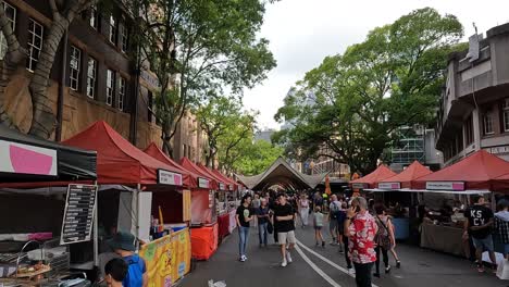 Multirassische-Gruppe-Unterschiedlicher-Menschen-Erkunden-Open-Air-Imbissstände-Am-Rocks-Market-In-Sydney,-Australien