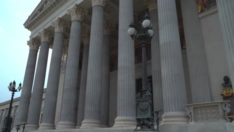 Kolonnade-Und-Säulen-Des-österreichischen-Parlamentseingangs