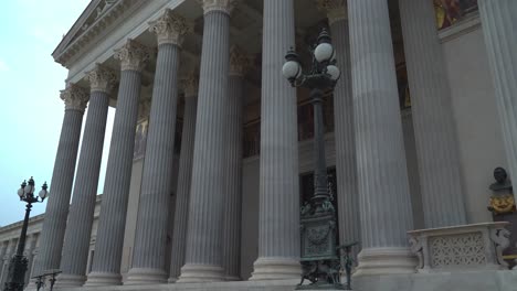 Columnata-Y-Pilares-De-La-Entrada-Al-Parlamento-Austriaco