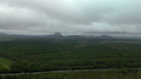 Panoramablick-Auf-Die-Malerische-Glass-House-Mountain-Range-An-Der-Sunshine-Coast,-Queensland,-Australien