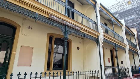 Deambulando-Por-El-Antiguo-Centro-Histórico-De-Sergeant-Majors-Row-En-Sydney,-Australia