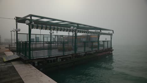 Misty-Vaporetto-Stop-in-early-morning-Venice,-Italy