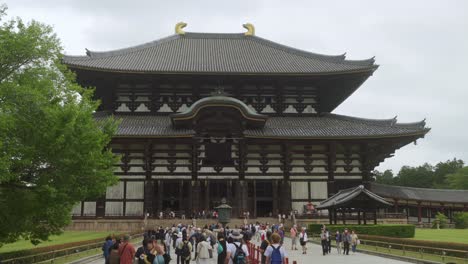 Touristen-Auf-Dem-Weg-Zur-Großen-Buddha-Halle-In-Nara