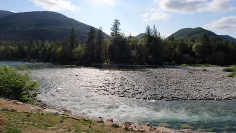 Amplia-Toma-Panorámica-Del-Río-Skykomish-Que-Fluye-A-Través-De-La-Zona-Rural-De-Washington.