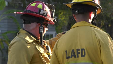 Los-Bomberos-Se-Reúnen-Y-Hablan-En-El-Lugar.