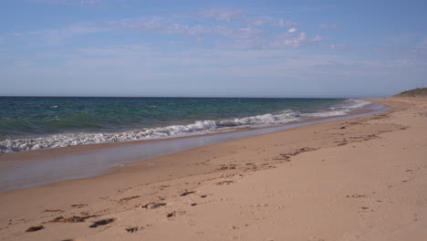 Wellen-Rollen-Im-Sommer-über-Den-Weißen-Sandstrand-Von-Bunbury-In-Westaustralien