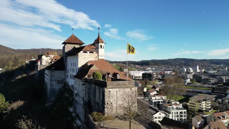 Aarburg-Aargau-Suiza-Castillo-Retroiluminado-Bandera-Enfoque-Lento