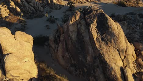 Überfliegen-Von-Felsbrocken-In-Einer-Wüstenlandschaft-Mit-Einer-Drohne