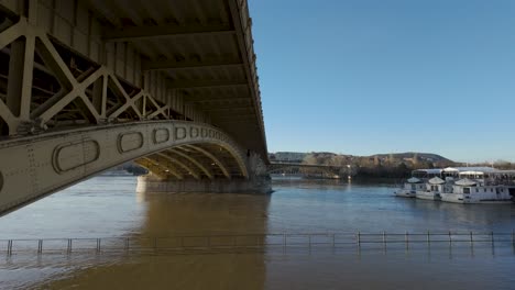 Inundaciones-Del-Río-Danubio-Bajo-El-Puente-Margaret-En-El-Muelle-Carl-Lutz-En-Budapest,-Hungría---28-De-Diciembre-De-2023