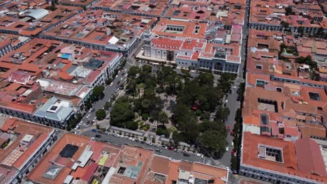 Luftaufnahmen-Umkreisen-Schönen-öffentlichen-Platz,-Plaza-25.-Mai-In-Sucre,-Bolivien