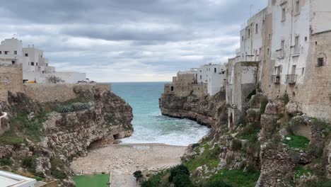 Olas-En-La-Playa-De-Polignano-A-Mare,-Italia.