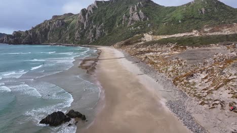 West-Rugged-Beach,-Wunderschöner-Abgelegener-Ort-Auf-Stewart-Island,-Rakiura