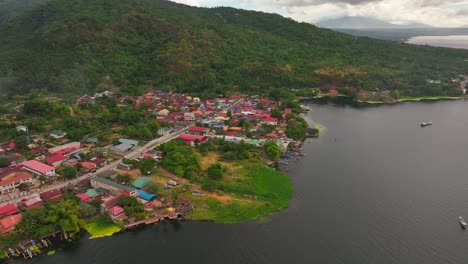 Verkehr-Auf-Der-Küstenstraße-Am-Taal-See-Auf-Den-Philippinen