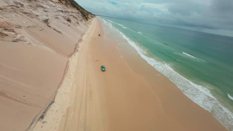 Freestyle-Drohne-über-Einem-Strand,-Tourismus,-Urlaub,-Atemberaubend