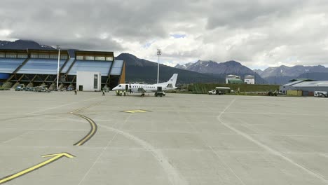POV-Eines-Passagiers-Aus-Einem-Flugzeug,-Das-Auf-Dem-Rollfeld-Rollt-Und-Sich-Dem-Gate-Am-Internationalen-Flughafen-Ushuaia-Malvinas-Nähert