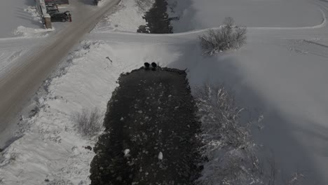 Atemberaubendes-Drohnenvideo-Der-Livigno-Alpen:-Schneegipfel,-Stadt-Und-Bergdorf,-Ideal-Für-Hochwertige-Winter--Und-Tourismuswerbung