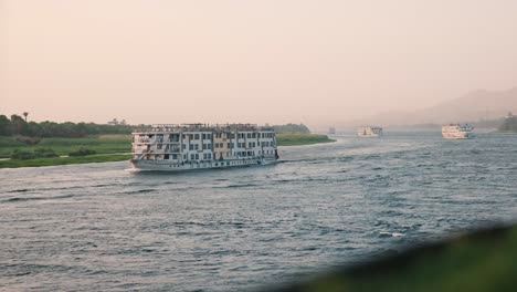 Ein-Konvoi-Von-Kreuzfahrtschiffen,-Der-Den-Nil-Hinunterfährt