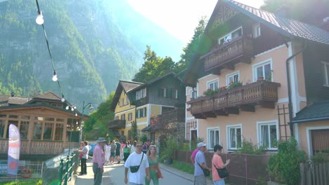 Junges-Paar-Geht-Die-Hauptstraße-Des-Dorfes-Hallstatt-Entlang